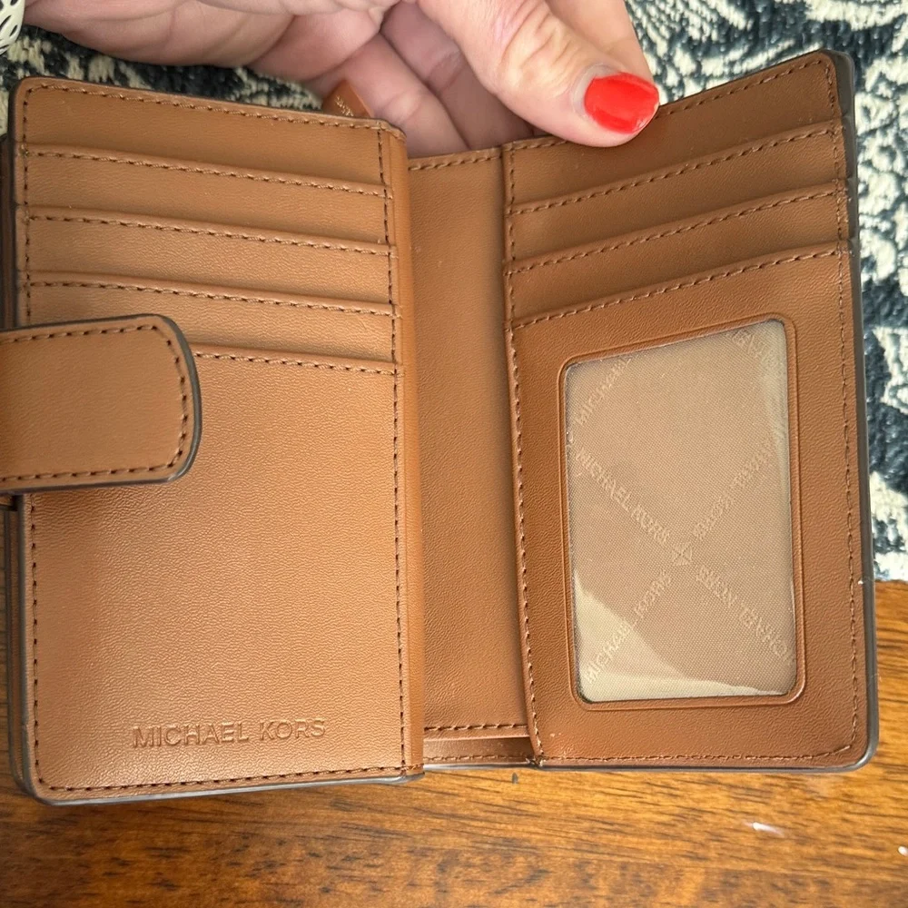 Michael Kors Cream and Tan Shoulder Bag and matching wallet - Picture 3 of 10